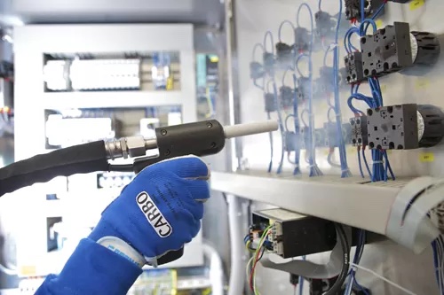 Bắn đá khô giúp khử nhiễm các thiết bị liên quan đến điện