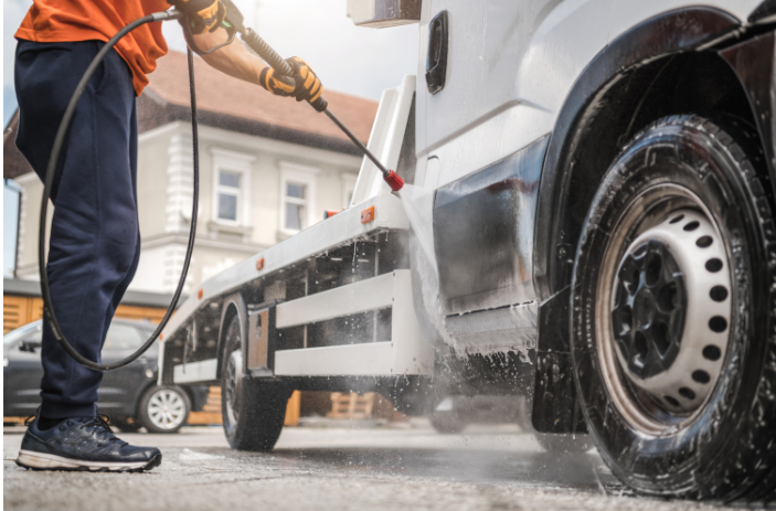 rửa xe với máy phun rửa áp lực