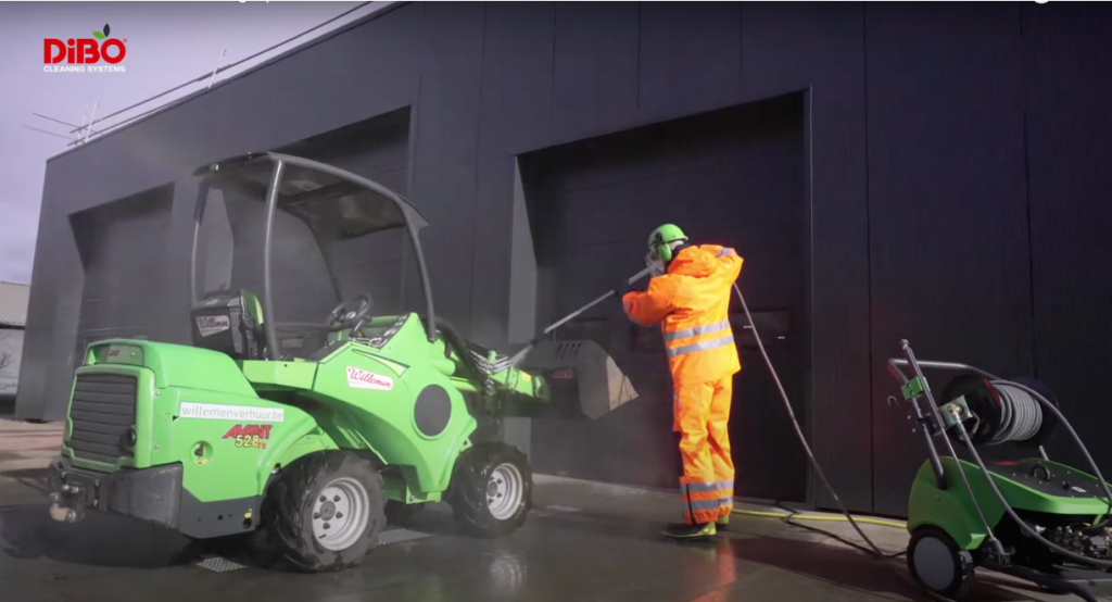 vệ sinh thiết bị xe cộ với máy phun rửa áp lực Dibo
